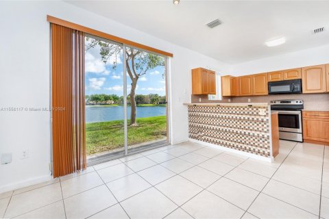 Купить таунхаус в Хомстед, Флорида 3 спальни, 120.96м2, № 1958966 - фото 17