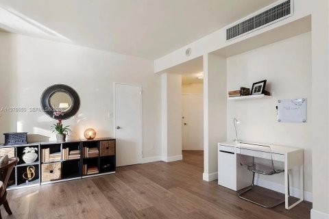 Apartment in Miami Beach, Florida 71.53 sq.m. № 2040982 - photo 2