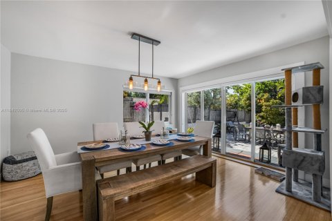 Villa ou maison à vendre à Miami, Floride: 2 chambres, 121.14 m2 № 1964877 - photo 3