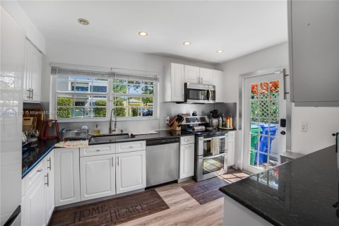 Villa ou maison à vendre à Miami, Floride: 2 chambres, 121.14 m2 № 1964877 - photo 6