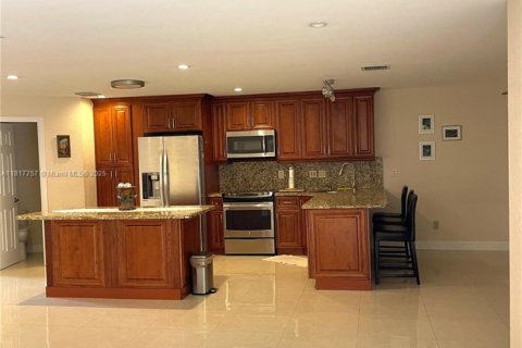 House in Miami, Florida 3 bedrooms, 190.26 sq.m. № 1775332 - photo 10