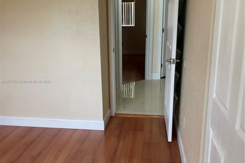House in Miami, Florida 3 bedrooms, 190.26 sq.m. № 1775332 - photo 26
