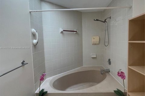 House in Miami, Florida 3 bedrooms, 190.26 sq.m. № 1775332 - photo 22