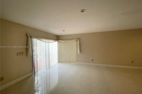 House in Miami, Florida 3 bedrooms, 190.26 sq.m. № 1775332 - photo 11