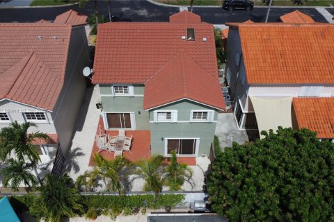 House in Miami, Florida 3 bedrooms, 190.26 sq.m. № 1775332 - photo 28