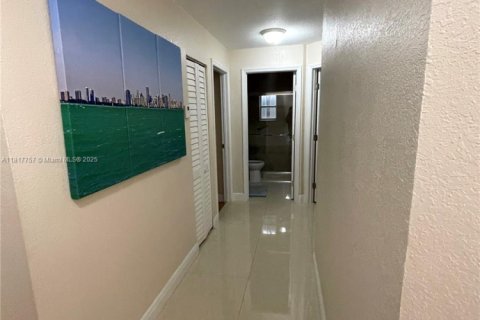 House in Miami, Florida 3 bedrooms, 190.26 sq.m. № 1775332 - photo 17