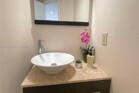 House in Miami, Florida 3 bedrooms, 190.26 sq.m. № 1775332 - photo 15