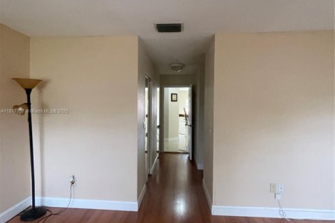 House in Miami, Florida 3 bedrooms, 190.26 sq.m. № 1775332 - photo 19