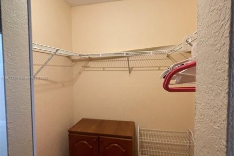 House in Miami, Florida 3 bedrooms, 190.26 sq.m. № 1775332 - photo 24