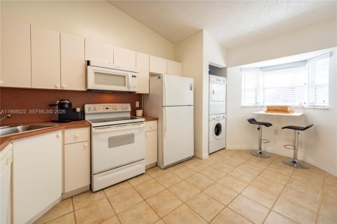 Condo in Pembroke Pines, Florida, 2 bedrooms  № 2041324 - photo 13