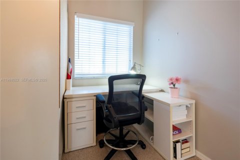 Condo in Pembroke Pines, Florida, 2 bedrooms  № 2041324 - photo 9