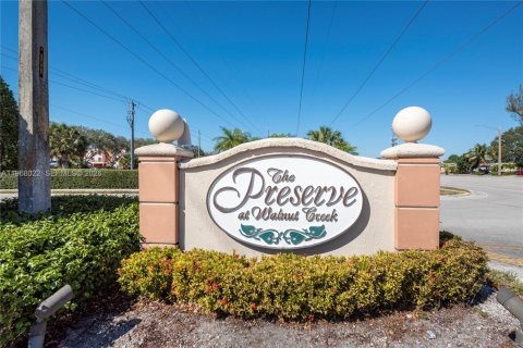 Condo in Pembroke Pines, Florida, 2 bedrooms  № 2041324 - photo 25