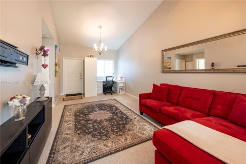 Condo in Pembroke Pines, Florida, 2 bedrooms  № 2041324 - photo 8