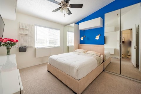 Condo in Pembroke Pines, Florida, 2 bedrooms  № 2041324 - photo 16