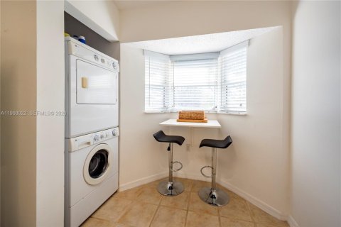 Condo in Pembroke Pines, Florida, 2 bedrooms  № 2041324 - photo 14