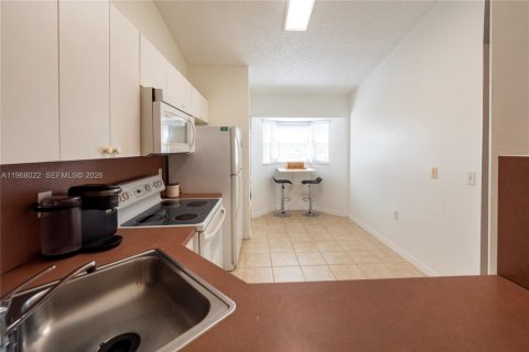 Condo in Pembroke Pines, Florida, 2 bedrooms  № 2041324 - photo 10