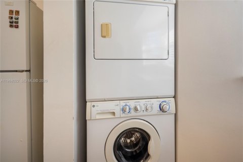 Condo in Pembroke Pines, Florida, 2 bedrooms  № 2041324 - photo 15