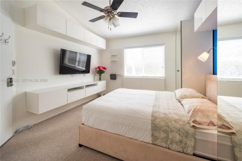 Condo in Pembroke Pines, Florida, 2 bedrooms  № 2041324 - photo 17