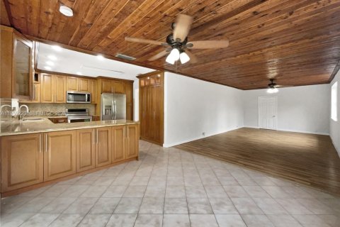 House in Miami, Florida 3 bedrooms, 184.13 sq.m. № 2009913 - photo 8