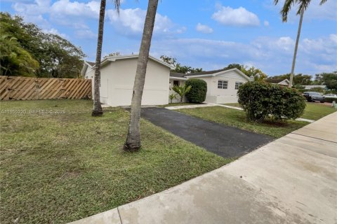 House in Miami, Florida 3 bedrooms, 184.13 sq.m. № 2009913 - photo 6