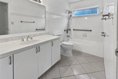 House in Miami, Florida 3 bedrooms, 184.13 sq.m. № 2009913 - photo 14