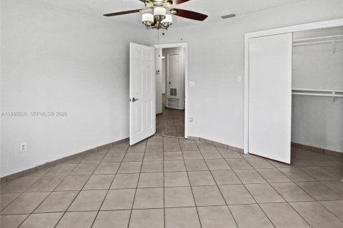 House in Miami, Florida 3 bedrooms, 184.13 sq.m. № 2009913 - photo 17