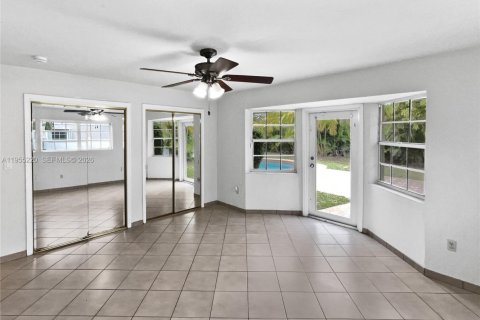 House in Miami, Florida 3 bedrooms, 184.13 sq.m. № 2009913 - photo 4