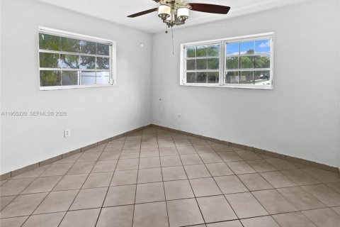 House in Miami, Florida 3 bedrooms, 184.13 sq.m. № 2009913 - photo 15