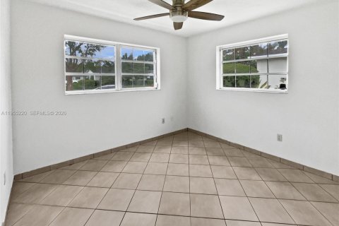 House in Miami, Florida 3 bedrooms, 184.13 sq.m. № 2009913 - photo 12