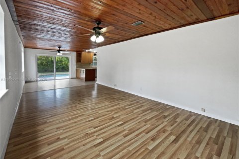 House in Miami, Florida 3 bedrooms, 184.13 sq.m. № 2009913 - photo 9