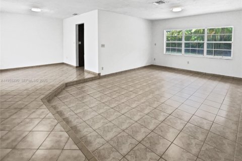 House in Miami, Florida 3 bedrooms, 184.13 sq.m. № 2009913 - photo 3