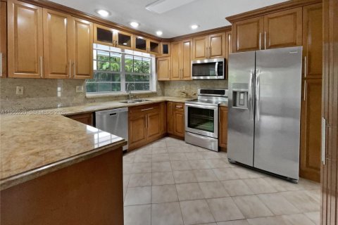 House in Miami, Florida 3 bedrooms, 184.13 sq.m. № 2009913 - photo 2