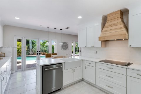 House in Miami, Florida 5 bedrooms, 257.06 sq.m. № 1892347 - photo 5