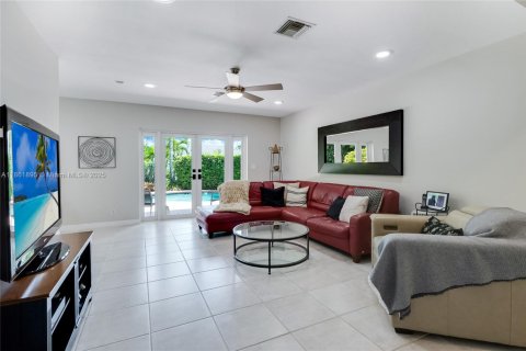 House in Miami, Florida 5 bedrooms, 257.06 sq.m. № 1892347 - photo 8