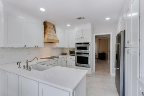 House in Miami, Florida 5 bedrooms, 257.06 sq.m. № 1892347 - photo 6