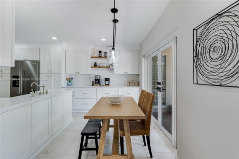 House in Miami, Florida 5 bedrooms, 257.06 sq.m. № 1892347 - photo 7