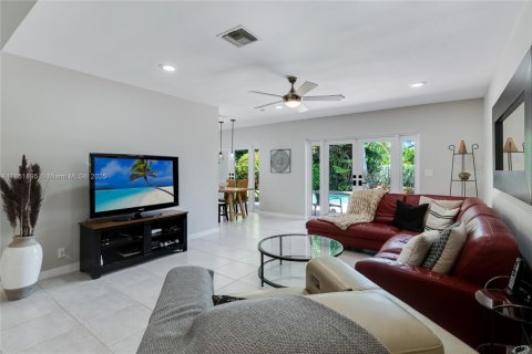 House in Miami, Florida 5 bedrooms, 257.06 sq.m. № 1892347 - photo 9