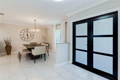 House in Miami, Florida 5 bedrooms, 257.06 sq.m. № 1892347 - photo 2