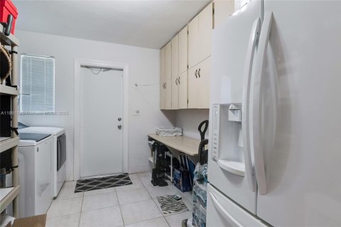 House in Miami, Florida 5 bedrooms, 257.06 sq.m. № 1892347 - photo 20