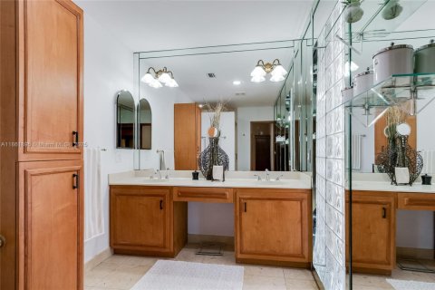 House in Miami, Florida 5 bedrooms, 257.06 sq.m. № 1892347 - photo 11
