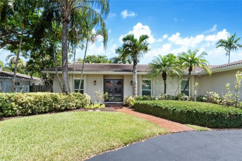 House in Miami, Florida 5 bedrooms, 257.06 sq.m. № 1892347 - photo 1