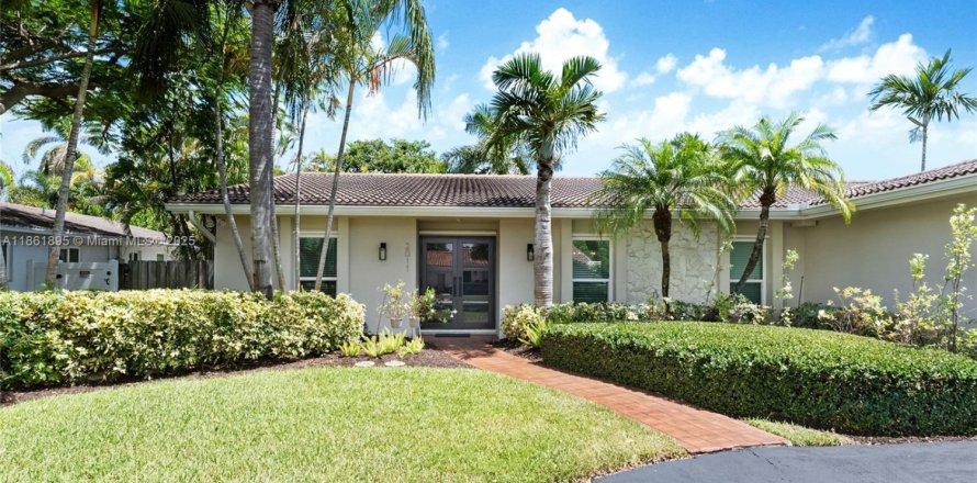 House in Miami, Florida 5 bedrooms, 257.06 sq.m. № 1892347