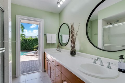 House in Miami, Florida 5 bedrooms, 257.06 sq.m. № 1892347 - photo 16