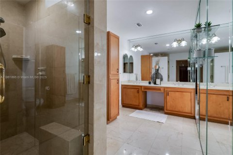 House in Miami, Florida 5 bedrooms, 257.06 sq.m. № 1892347 - photo 12