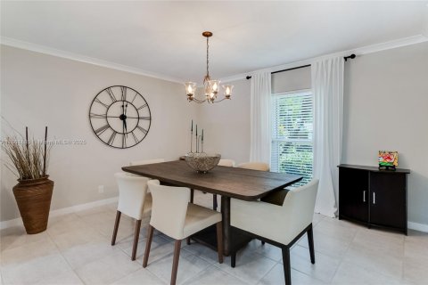 House in Miami, Florida 5 bedrooms, 257.06 sq.m. № 1892347 - photo 3