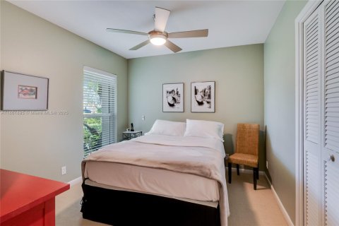 House in Miami, Florida 5 bedrooms, 257.06 sq.m. № 1892347 - photo 15