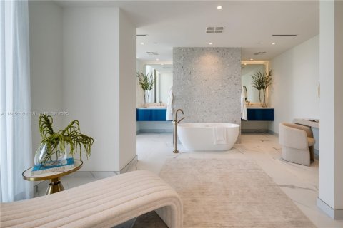 Купить кондоминиум в Майами, Флорида 5 спален, 614.18м2, № 1942176 - фото 19