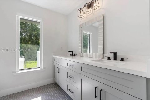 Casa en venta en Southwest Ranches, Florida, 5 dormitorios, 385.17 m2 № 2382139 - foto 19