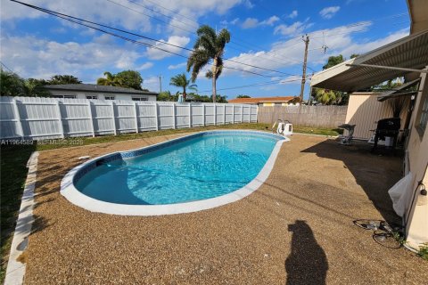 Villa ou maison à louer à Hollywood, Floride: 2 chambres, 106.84 m2 № 2025959 - photo 3