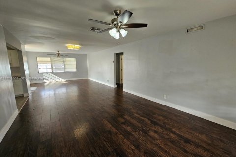 Villa ou maison à louer à Hollywood, Floride: 2 chambres, 106.84 m2 № 2025959 - photo 2